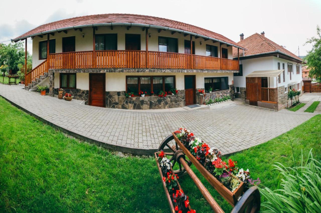 Gyongyvirag Panzio Hotel Lupeni  Exterior photo